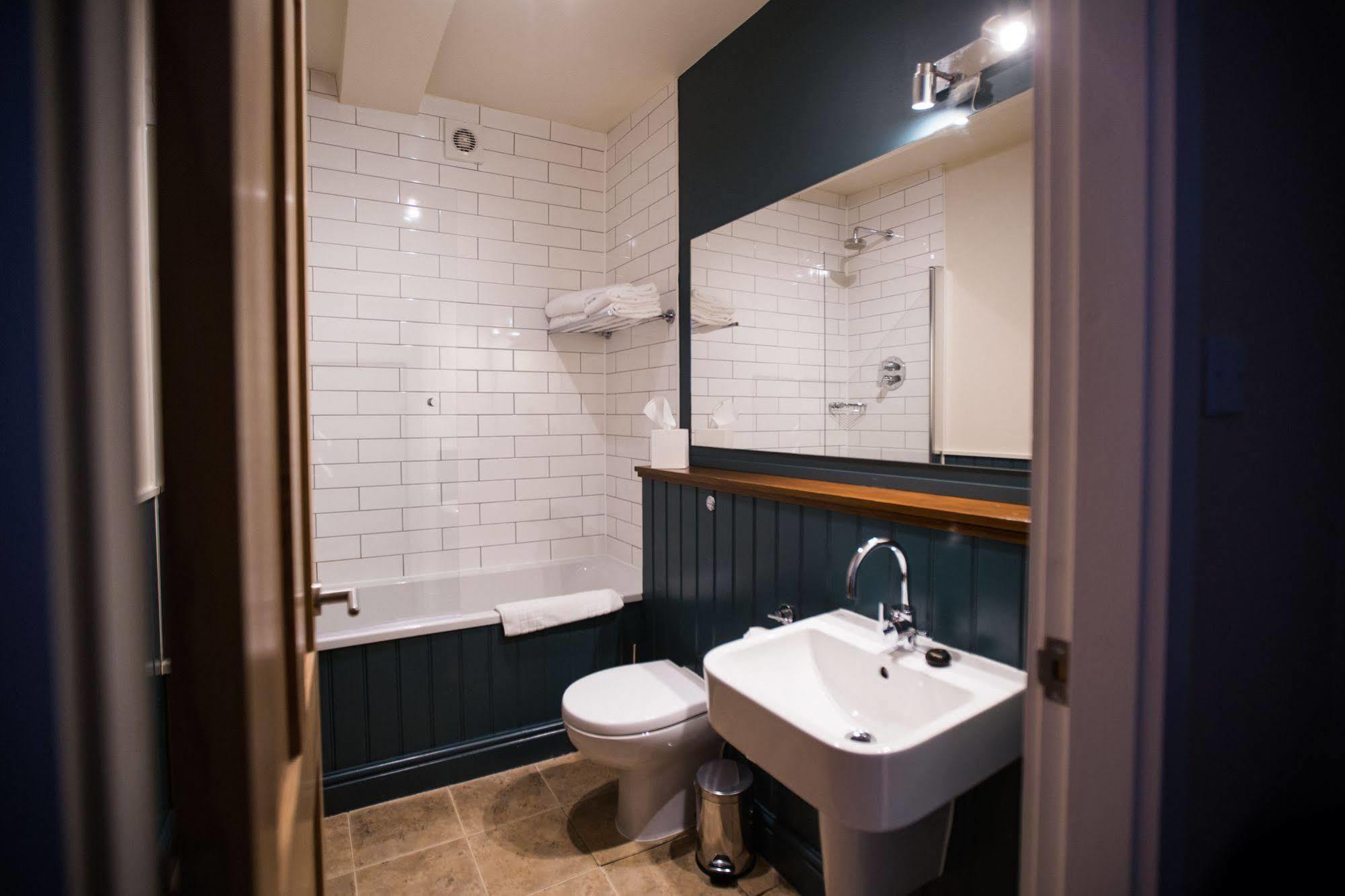 The Blue Boar Hotel Witney Buitenkant foto